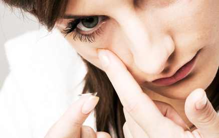 Inserting contact lenses proper way of inserting contact lenses